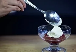 Вишневий десерт з вершками (рецепт з фото)