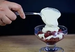 Вишневий десерт з вершками (рецепт з фото)