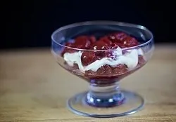 Вишневий десерт з вершками (рецепт з фото)