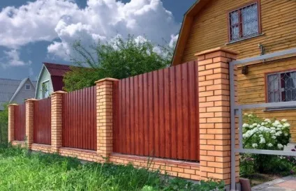 Паркан з цегли та профнастилу своїми руками комбінований (цегли) Паркан з цегли та профнастилу своїми руками комбінований