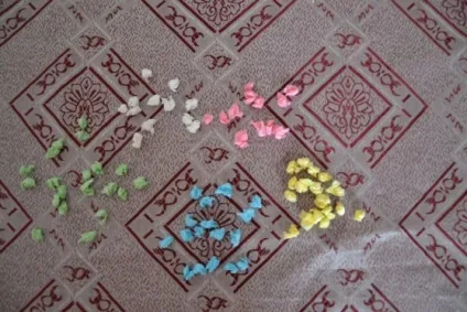 Аплікація з серветок «метелики» (виховання дітей) Аплікація з серветок «метелики»
