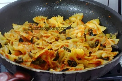 Швидкі макарони з в'яленими помідорами і каперсами, picantecooking (в'ялені помідори) Швидкі макарони з в'яленими помідорами і каперсами, picantecooking