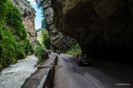 Чегемские водоспади і Чегемській ущелині, Кабардино-Балкарія (ущелина) Чегемские водоспади і Чегемській ущелині, Кабардино-Балкарія