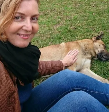 Бродячий пес зачарував стюардесу і вона забрала його до себе додому (бездомна собака) Бродячий пес зачарував стюардесу і вона забрала його до себе додому