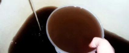 Чорна вода зі свердловини (зі свердловини йде чорна вода) Чорна вода зі свердловини