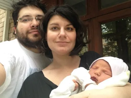 Дівчинка з машини пологи в автомобілі