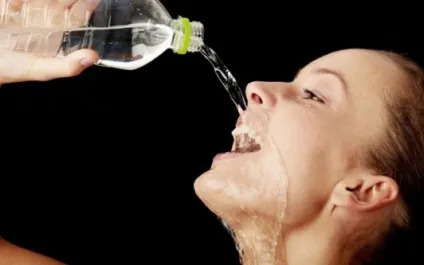 Для чого пити вранці стакан води значення для здоров'я (вранці п'ю склянку води) Для чого пити вранці стакан води значення для здоров'я