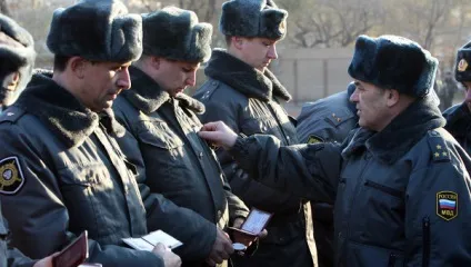 Форма мвдУкаіни старого і нового зразка, жіноча і чоловіча парадна і повсякденний одяг поліції