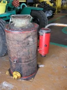 Газогенератор - двигун на дровах (зверненого процесу газифікації) Газогенератор - двигун на дровах