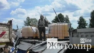 Фура, навантажена кислотою, зазнав аварії біля Житомира (Житомир) Фура, навантажена кислотою, зазнав аварії біля Житомира