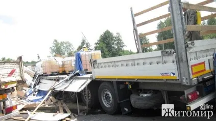 Фура, навантажена кислотою, зазнав аварії біля Житомира (ємністю) Фура, навантажена кислотою, зазнав аварії біля Житомира
