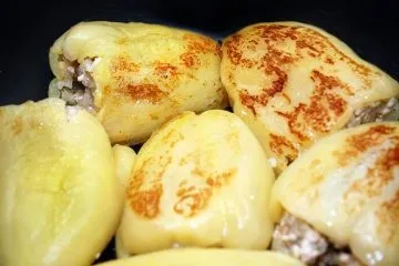 Перець фарширований куркою і рисом тушкований
