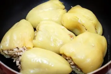 Перець фарширований куркою і рисом тушкований