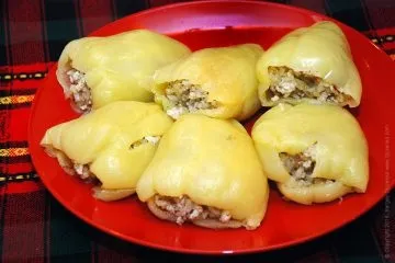 Перець фарширований куркою і рисом тушкований