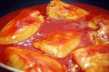 Перець фарширований куркою і рисом тушкований