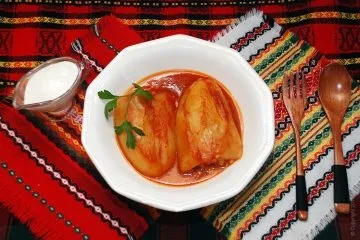 Перець фарширований куркою і рисом тушкований