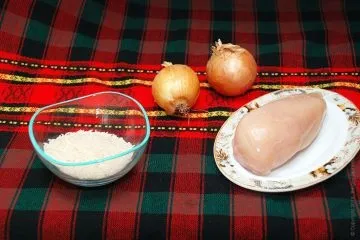 Перець фарширований куркою і рисом тушкований