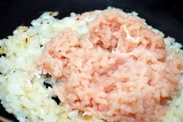 Перець фарширований куркою і рисом тушкований