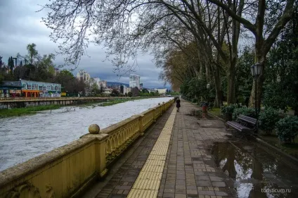 Парк рів'єра в сочи, набережна річки Первомайськ (сочи) Парк рів'єра в сочи, набережна річки сочи