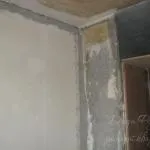 Як готувати стіни під шпалери в панельному будинку