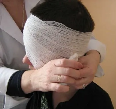 Як накласти пов'язку на одне око (очей) Як накласти пов'язку на одне око