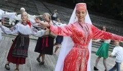 Як називається давнє народне кругової масовий обрядовий танець, поширений головним чином