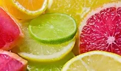 Який з фруктів з ботанічної точки зору не є ягодою
