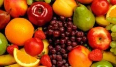 Який з фруктів з ботанічної точки зору не є ягодою