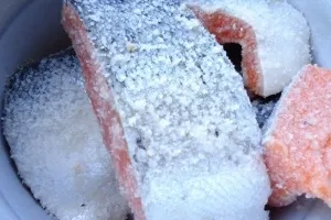 Як посолити червону рибу будинку