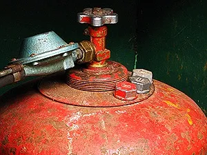 Як правильно і безпечно розрізати (розпиляти) болгаркою старий газовий балон з під пропану б у (болгаркою) Як правильно і безпечно розрізати (розпиляти) болгаркою старий газовий балон з під пропану б у