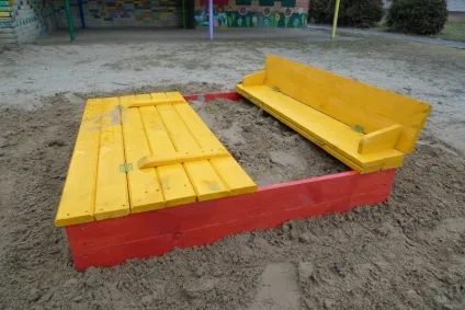 Як зробити своїми руками пісочницю з кришкою і лавкою і у вигляді корабля і машини (руками) Як зробити своїми руками пісочницю з кришкою і лавкою і у вигляді корабля і машини