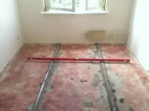 Як вирівняти нерівна підлога своїми руками відео (руками) Як вирівняти нерівна підлога своїми руками відео