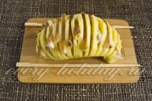 Картопля-гармошка з беконом і сиром в духовці (масло) Картопля-гармошка з беконом і сиром в духовці