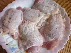Смажимо курячі стегна на сковороді (сковороді) Смажимо курячі стегна на сковороді