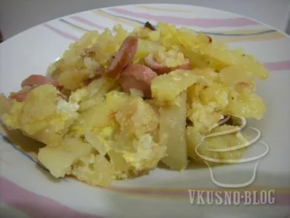 Смажена картопля з цибулею, сосисками і яйцем - рецепт з фото