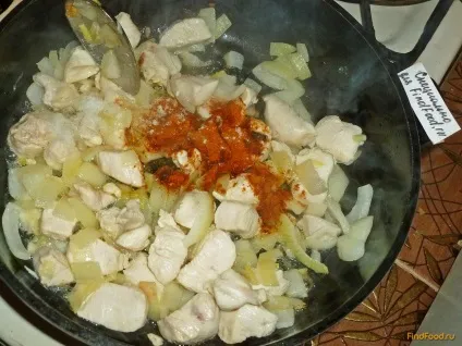 Смажена капуста з куркою під сиром рецепт з фото