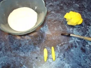 Кошик з мастики з квітами (заготівлях потрібної форми дріт) Кошик з мастики з квітами