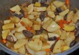 Курячі потрошки, тушковані з картоплею - покроковий фоторецепт