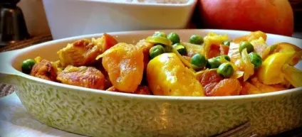 Куряче філе з яблуками