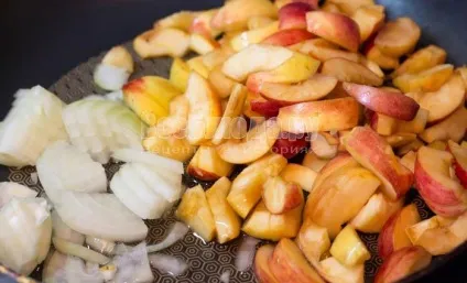 Куряче філе з яблуками і цибулею на сковороді - рецепт з покроковими фото, всі страви (цибулею) Куряче філе з яблуками і цибулею на сковороді - рецепт з покроковими фото, всі страви