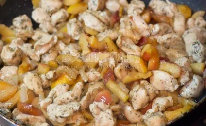 Куряче філе з яблуками і цибулею на сковороді - рецепт з покроковими фото, всі страви (куряче філе з яблуками) Куряче філе з яблуками і цибулею на сковороді - рецепт з покроковими фото, всі страви