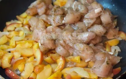 Куряче філе з яблуками і цибулею на сковороді - рецепт з покроковими фото, всі страви (рецепт з фото) Куряче філе з яблуками і цибулею на сковороді - рецепт з покроковими фото, всі страви