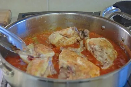 Курка, тушкована в томатному соусі - покроковий рецепт з фото на (кулінарія) Курка, тушкована в томатному соусі - покроковий рецепт з фото на