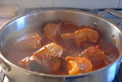 Курка, тушкована в томатному соусі - покроковий рецепт з фото на (покрокові рецепти) Курка, тушкована в томатному соусі - покроковий рецепт з фото на