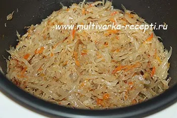 Квашена капуста, тушкована в мультиварці