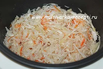 Квашена капуста, тушкована в мультиварці