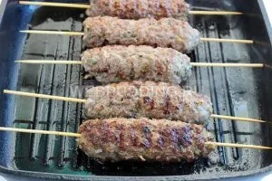 Люля-кебаб на сковороді - покроковий рецепт з фото, як приготувати на (покроковий) Люля-кебаб на сковороді - покроковий рецепт з фото, як приготувати на