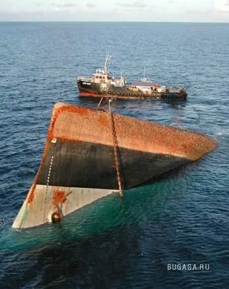 Люди топлять кораблі