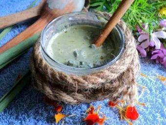 Маска з блакитної глини для обличчя