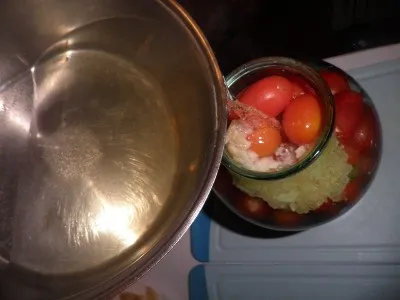 Мариновані помідори з часником - покроковий рецепт з фото як приготувати (мариновані помідори з часником) Мариновані помідори з часником - покроковий рецепт з фото як приготувати
